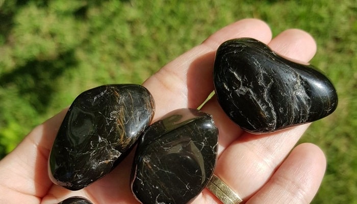 The power of black tourmaline therapy