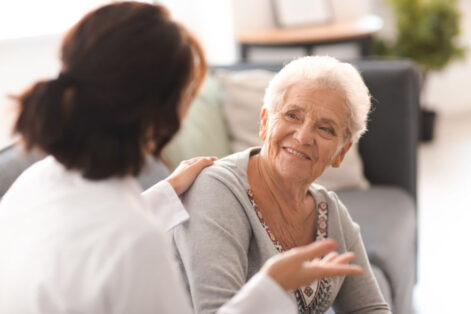Pflege älterer Menschen: Tipps und Richtlinien für ältere Pflegekräfte