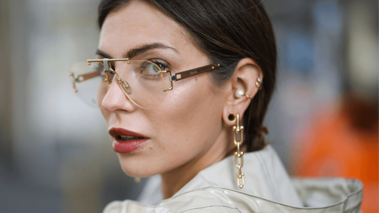 Descubre cómo elegir la montura perfecta, cuidar tus lentes y hacer que llevar gafas sea más cómodo y elegante